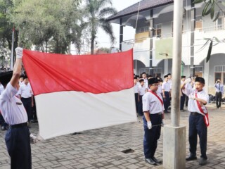 PERINGATI HARI SUMPAH PEMUDA, SMPIT AS-SYIFA BOARDING SCHOOL MENGGELAR UPACARA BENDERA