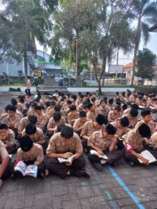 Sabtu Literasi: Ketika Lapangan Sekolah Menjadi Ruang Baca Terbesar