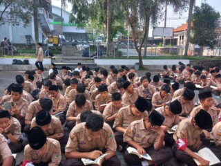 Sabtu Literasi: Ketika Lapangan Sekolah Menjadi Ruang Baca Terbesar