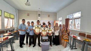 Menuju Juara: Tim SMPIT As-Syifa Masuk 5 Besar dengan Inovasi Tempat Sampah Pintar