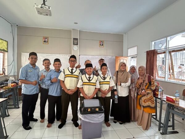 Menuju Juara: Tim SMPIT As-Syifa Masuk 5 Besar dengan Inovasi Tempat Sampah Pintar