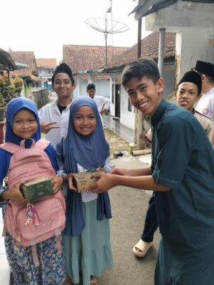 TEBAR TAKJIL: Semangat Berbagi dari Keluarga Besar SMPIT As-Syifa Boarding School 3 photo 6125188522122612292 y
