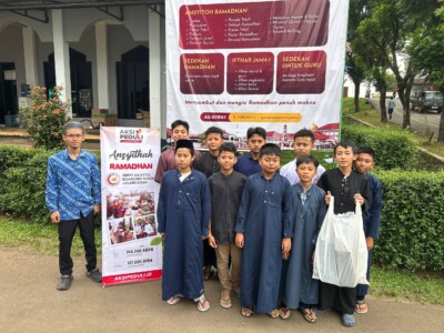 TEBAR TAKJIL: Semangat Berbagi dari Keluarga Besar SMPIT As-Syifa Boarding School 7 photo 6125391369133035466 w