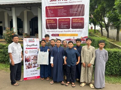 TEBAR TAKJIL: Semangat Berbagi dari Keluarga Besar SMPIT As-Syifa Boarding School 8 photo 6125391369133035468 w