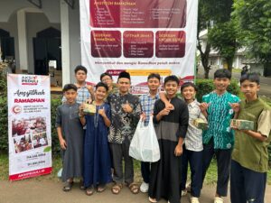 TEBAR TAKJIL: Semangat Berbagi dari Keluarga Besar SMPIT As-Syifa Boarding School 
