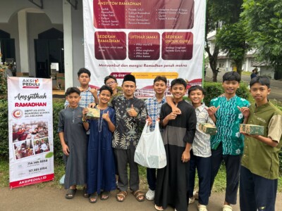 TEBAR TAKJIL: Semangat Berbagi dari Keluarga Besar SMPIT As-Syifa Boarding School 