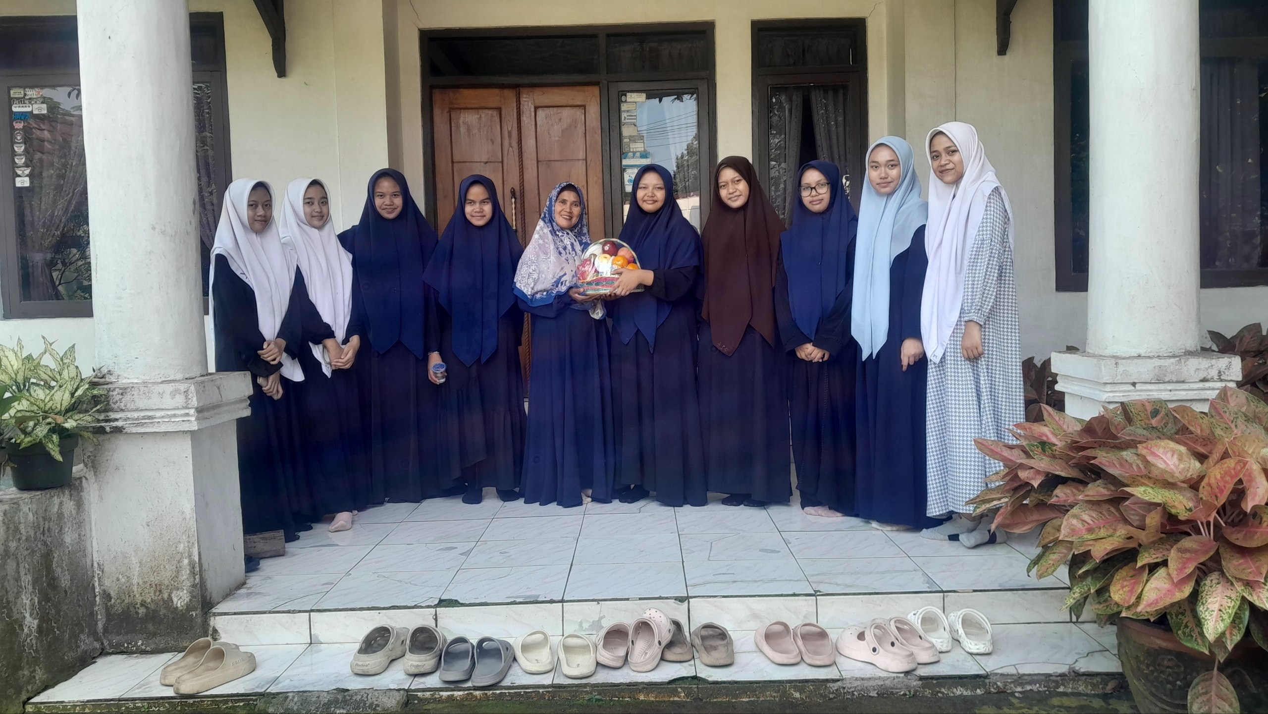 Belajar dari Inspirasi Nyata, Murid Kelas IX Putri SMPIT As-Syifa Jalancagak  Laksanakan Silaturahmi Tokoh