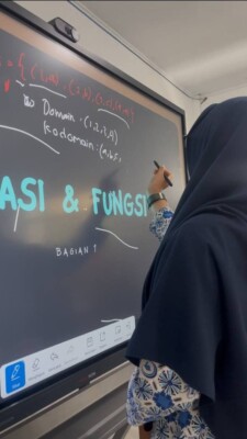Transformasi Kelas Matematika dengan Interactive Flat Panel