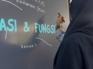 Transformasi Kelas Matematika dengan Interactive Flat Panel