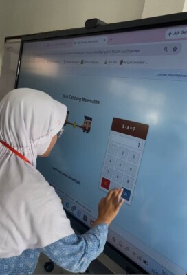 Transformasi Kelas Matematika dengan Interactive Flat Panel 2 tm1
