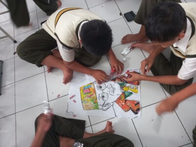 Kreatif dan Peduli Lingkungan, Murid Kelas 8 SMPIT As-Syifa Belajar Membuat Kolase Bertema Indonesia dari Limbah Plastik 5 6064405169992044852