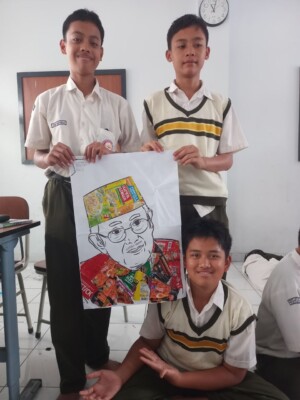 Kreatif dan Peduli Lingkungan, Murid Kelas 8 SMPIT As-Syifa Belajar Membuat Kolase Bertema Indonesia dari Limbah Plastik 12 6066528498743972138