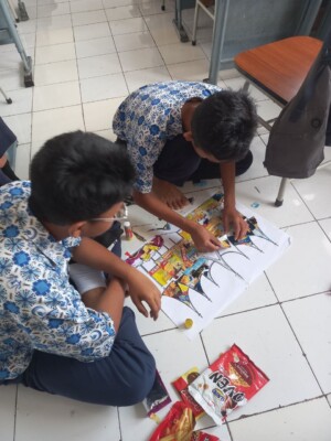 Kreatif dan Peduli Lingkungan, Murid Kelas 8 SMPIT As-Syifa Belajar Membuat Kolase Bertema Indonesia dari Limbah Plastik 2 6066528498743972147