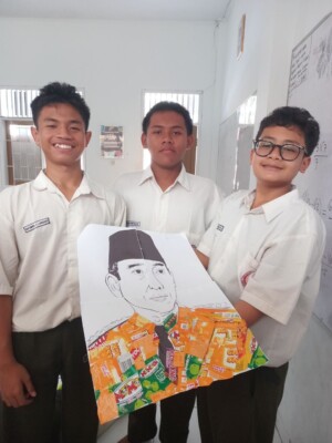 Kreatif dan Peduli Lingkungan, Murid Kelas 8 SMPIT As-Syifa Belajar Membuat Kolase Bertema Indonesia dari Limbah Plastik 6 6066528498743972152
