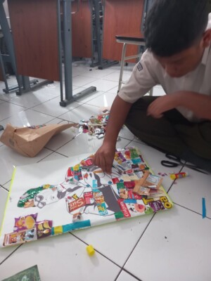 Kreatif dan Peduli Lingkungan, Murid Kelas 8 SMPIT As-Syifa Belajar Membuat Kolase Bertema Indonesia dari Limbah Plastik 3 6066528498743972153