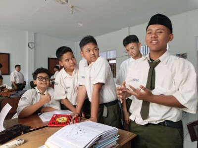 Permainan Tebak Clue untuk Pembelajaran Teks Deskripsi | SMPIT As-Syifa Boarding School