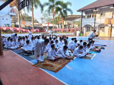 Shalat Dhuha dan Morning Motivation, Awali Jumat dengan Ibadah dan Semangat Positif di SMPIT As-Syifa