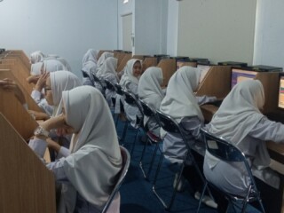 Asah Literasi dan Numerasi, Murid Kelas IX SMPIT As-Syifa Jalancagak Ikuti Try Out 1 TKA Berbasis CBT